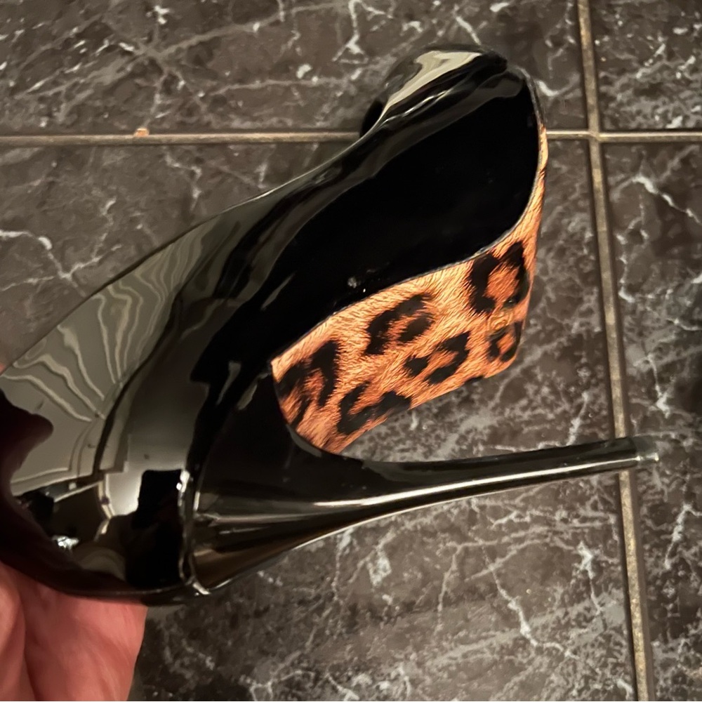 🔥♥️ EUC Black Patent Leather Stilettos with Leopard Insoles & Soles❣️